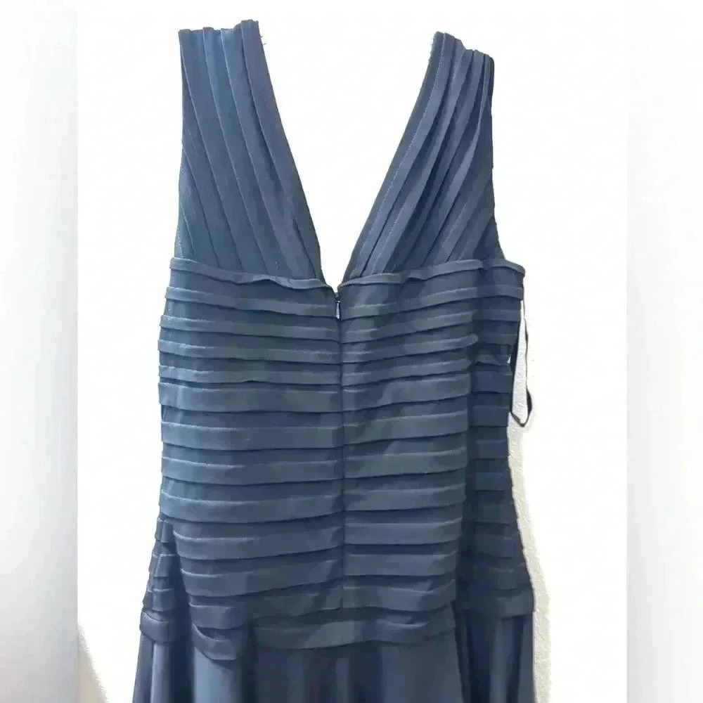 WHBM party dress 👗 in black! Size 8. Worn one time. Perfect for holidays! - Picture 4 of 6